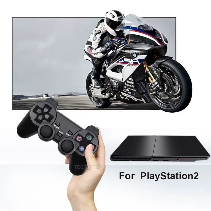 שלט אלחוטי מוחזק ביד לצד קונסולת PlayStation 2 דקה ורקע אופנוע מירוץ
